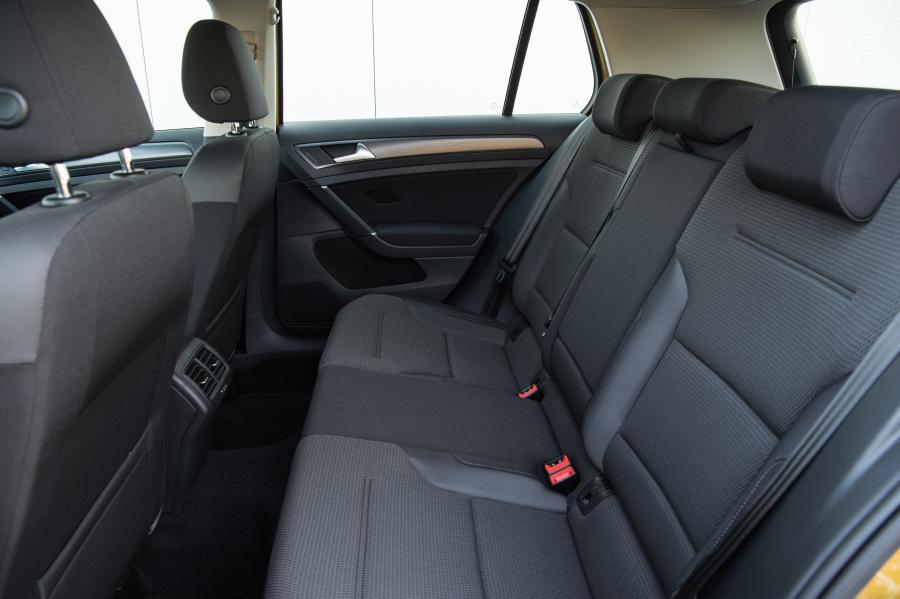Интерьер Volkswagen Golf TDI 5-Door 2017 года  (UK) (фото 17 из 30)